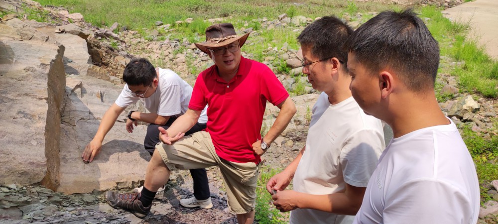 Expert of Guangzhou Institute of Geochemistry, Chinese Academy of Sciences Conduct geological exploration at Wangwushan-Daimeishan Global Geopark